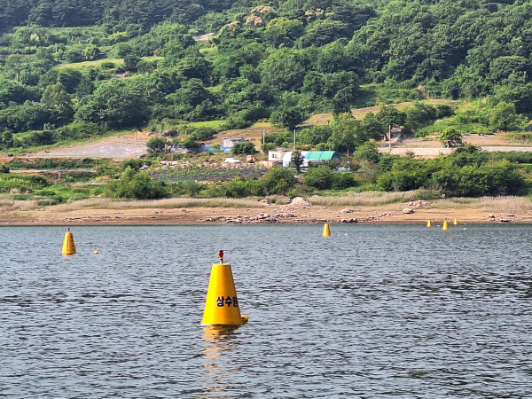 섬진강댐 상수원보호구역에 설치된 수상부표의 모습