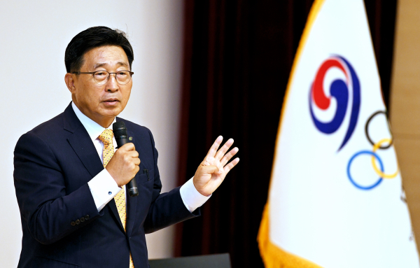 축사 중인 한국농수산식품유통공사 김춘진 사장