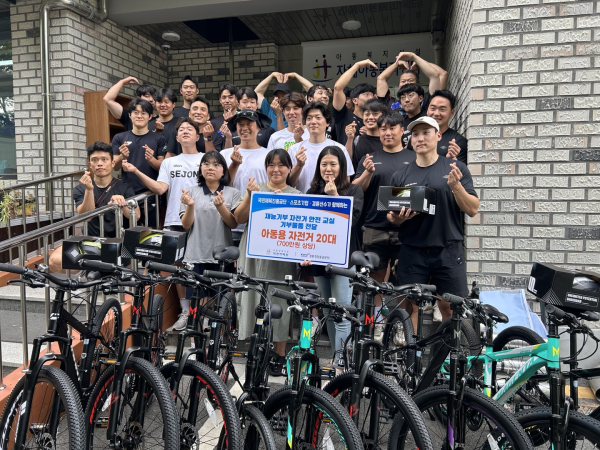 경륜경정총관본부 경륜 세종팀 선수들이 자혜아동복지센터에서 기부 물품을 전달하고 기념 촬영을 하고 있다.