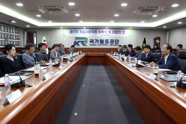 8일, 공단 본사에서 제11기 기술자문위원과 대화의 장에 참여하고 있는 국가철도공단 이성해 이사장(오른쪽 첫 번째)