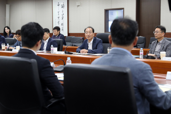 8일, 공단 본사에서 제11기 기술자문위원과 대화의 장에 참여하고 있는 국가철도공단 이성해 이사장(가운데)