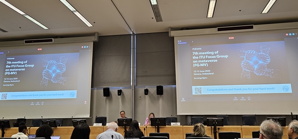 ETRI 강신각 책임연구원이 FG-MV 의장으로 회의를 주재하고 있는 모습