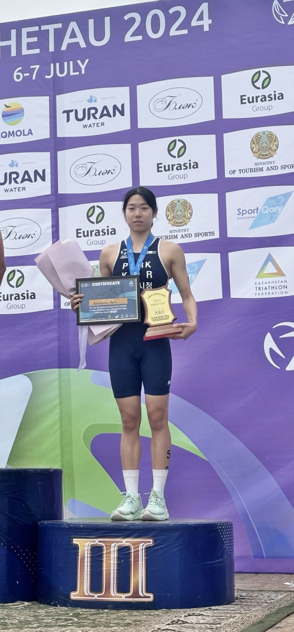 철인 3종 동메달 수상 모습