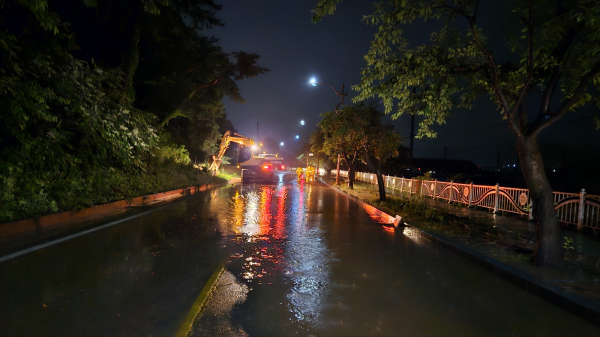 집중호우 피해 도로 응급복구에 나선 예산군