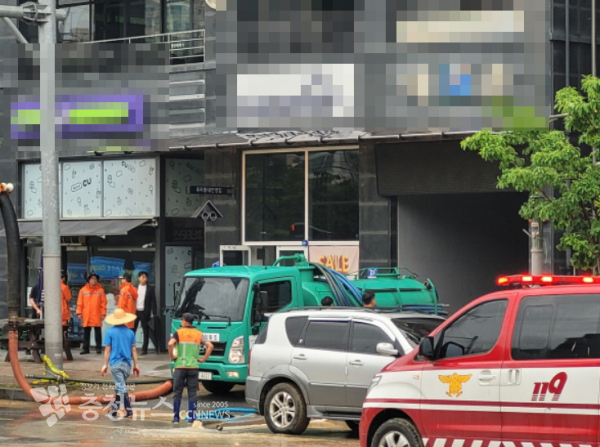 사고가 난 논산 오피스텔 현장. 펌프를 이용해 물을 빼내고 있다. / 조홍기 기자