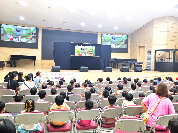 인형극을 참관하는 어린이들