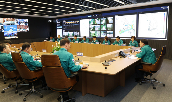 10일 윤석대 한국수자원공사 사장이 재난안전상황실에서 집중호우 대응현황 점검 회의 개최 모습