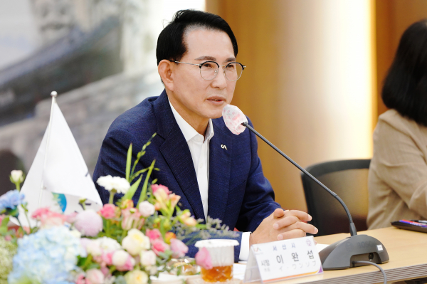 이완섭 서산시장이 11일 일본 텐리시에서 온 중학생 방문단을 시청 중회의실에서 환영했다.