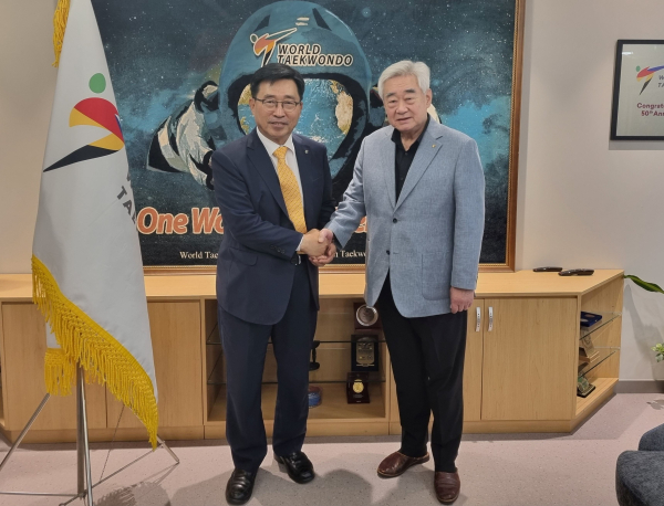 세계태권도연맹 총재 방문사진 * 김춘진 한국농수산식품유통공사 사장(좌측), 조정원 세계태권도연맹 총재(우측)