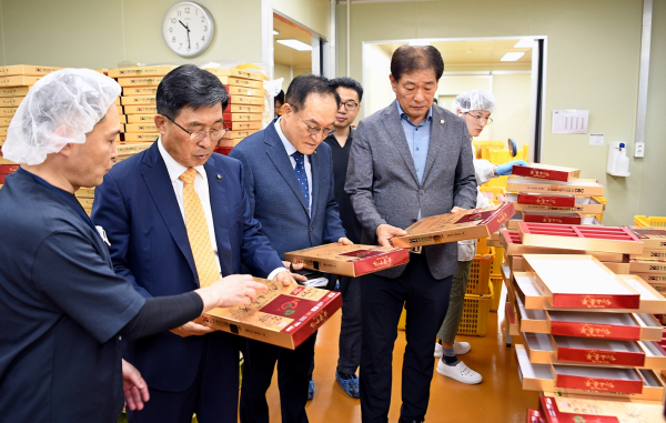 농업회사법인 ㈜케이앤바이오 방문 현장사진 * 김춘진 한국농수산식품유통공사 사장(우측 2번째)
