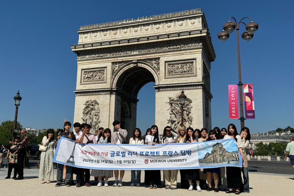 프랑스 파리 개선문 앞에서 목원대 학생 등이 기념촬영을 하고 있다.