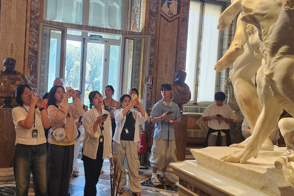 이탈리아 로마 보르게세 미술관에서 목원대 학생들이 미술관의 대표 조각상인 ‘페르세포네의 납치’를 관람하고 있다.