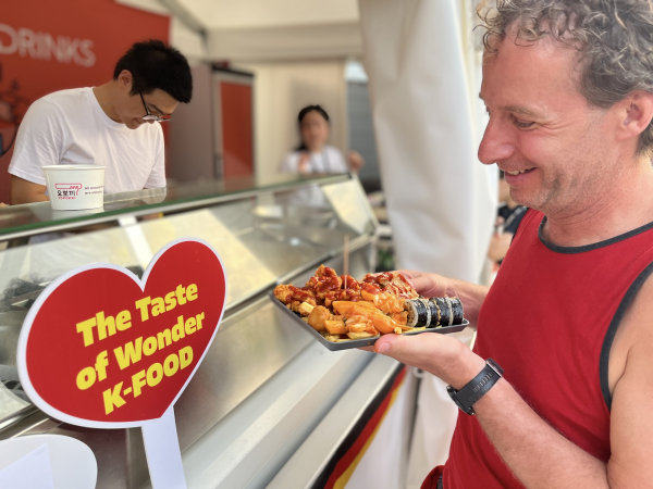 한국 떡볶이, 김밥, 치킨 맛에 반한 유럽 축구팬