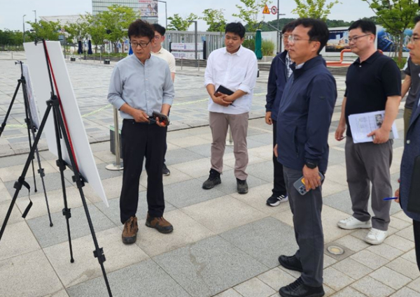 강주엽 행복청 차장(오른쪽에서 세번째)이 2-4생활권(나성동) 도시상징광장 1단계 운영 및 2단계 공정 현황을 점검하고 있다