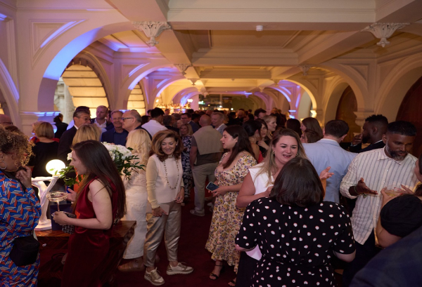 퓨전 칵테일인 ‘깻잎 코디얼’을 즐기는 영국 소비자들