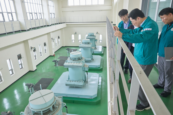 실옥동에 위치한 온천천 수문, 탕정면 갈산리에 위치한 구령 배수펌프장, 신동에 위치한 신3 수문 등 침수방지시설 방문 점검 모습