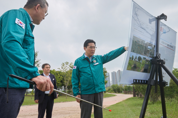 실옥동에 위치한 온천천 수문, 탕정면 갈산리에 위치한 구령 배수펌프장, 신동에 위치한 신3 수문 등 침수방지시설 방문 점검 모습