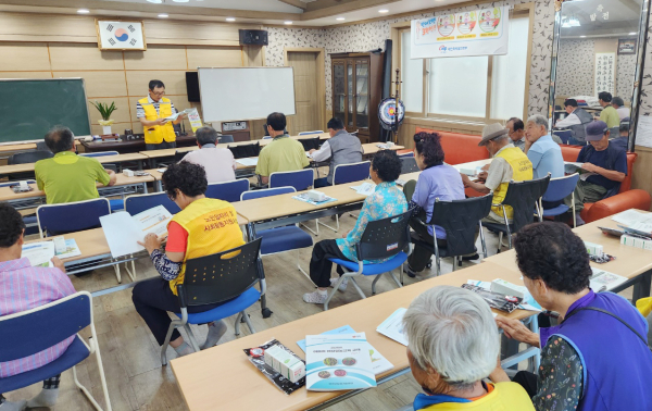 태안군 농작업 안전관리관이 농업인들을 대상으로 농작업 안전재해 예방 교육을 진행하는 모습(남면 달산1리)