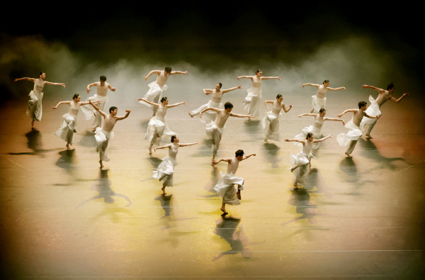 1. 지난해 11월 천안예술의전당 대공연장에서 제21회 정기공연을 선보였다.