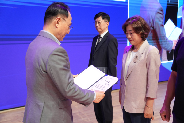 지난 11일 제13회 인구의 날 기념행사에서 가족복지 향상과 가족친화적 사회환경 조성에 기여한 역할을 인정받아 천안시장 표창을 받았다.