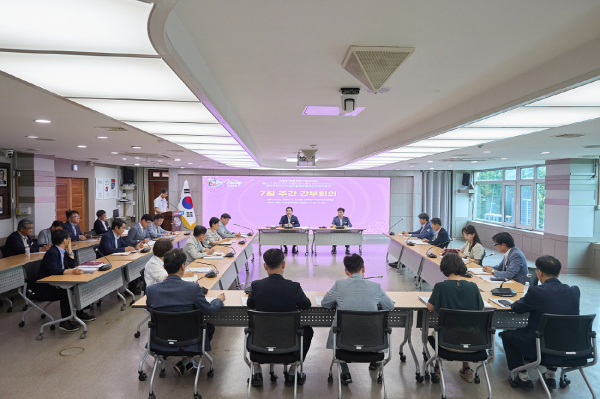 15일 시청 상황실에서 열린 주간간부회의 주재하는 박경귀 시장