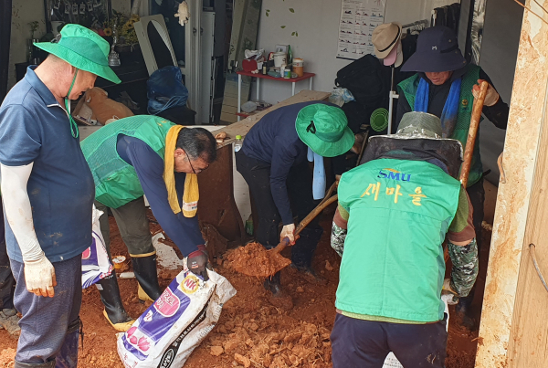 당진시 새마을운동당진시지회, 서천군 농가 수해복구 봉사활동 진행 모습