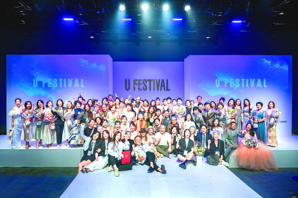 패션쇼 참가자 단체사진