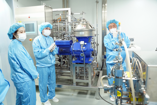 대전TP 바이오센터 GMP 시설 둘러보고 있는 대전생과고 신익수 교장과 송효빈 교감