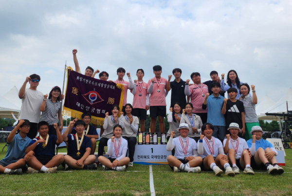 대전 중·고등학교 양궁팀, 전국대회에 참가 수상 기념사진