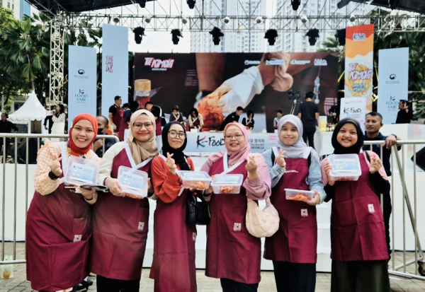 김치 담그기 체험에 참여한 인도네시아 현지인들