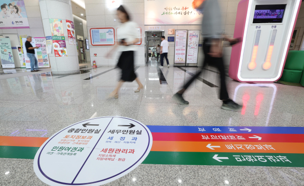 청사 1층에 설치한 안내표시선 사진