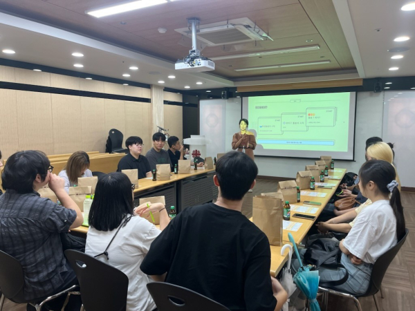 대전대학교 학생들이 대덕구의 통합돌봄 우수사례에 대해 알아보고 있다.