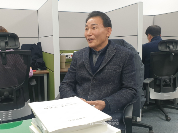 박용갑 전 대전 중구청장이 27일 대전시의회 기자실을 방문해 자신의 정치 행보를 설명하고 있다.