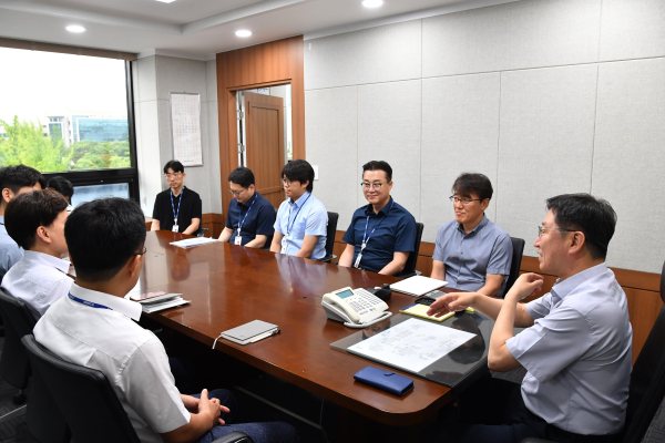 조폐공사 성창훈 사장과 승진자들이 타운홀 미팅에 참여해 대화하고 있다.