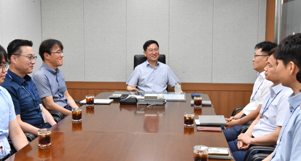 조폐공사 성창훈 사장과 승진자들이 타운홀 미팅에 참여해 대화하고 있다.