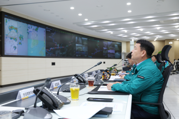 윤석대 한국수자원공사 사장이 7월 17일 과천 한강유역본부 물종합상황실에서 긴급 점검 회의 소집
