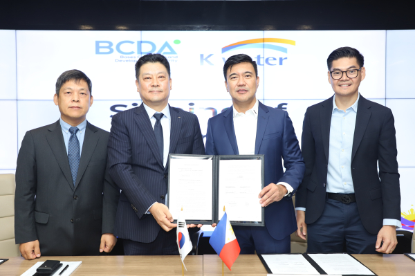 업무협약 체결.(사진 왼쪽 두 번째부터 한성용 한국수자원공사 글로벌사업본부장, 조슈아 M.빙캉(Joshua M.Bingcang) 필리핀 기지전환개발청 사장)