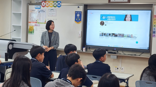 김효숙 세종시의원이 나성중 학부모 진로 특강에 나섰다.