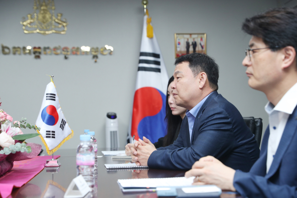 18일 주한 캄보디아대사관에서 찌링 보퉁 랑세이(Chring Botumrangsay) 대사를 만나 물·에너지·도시 분야를 중심으로 양국의 협력 강화 방안을 논의했다.
