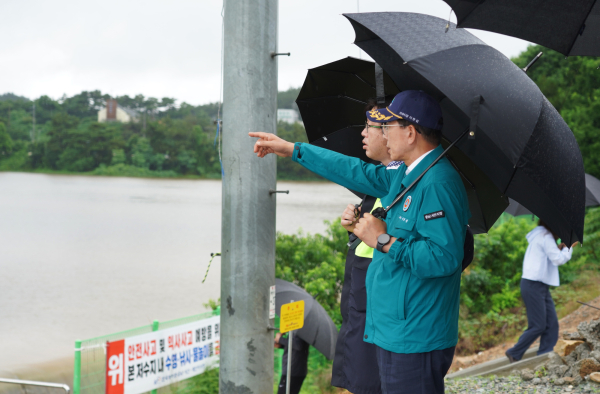 이완섭 서산시장, 범람 우려 지역 및 침수 피해 현장 긴급 점검 모습