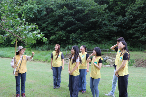 지난 17일, 국립대전숲체원에서 현장실습 학기제 참여 대학생이 숲 해설 프로그램에 참여하고 있다.