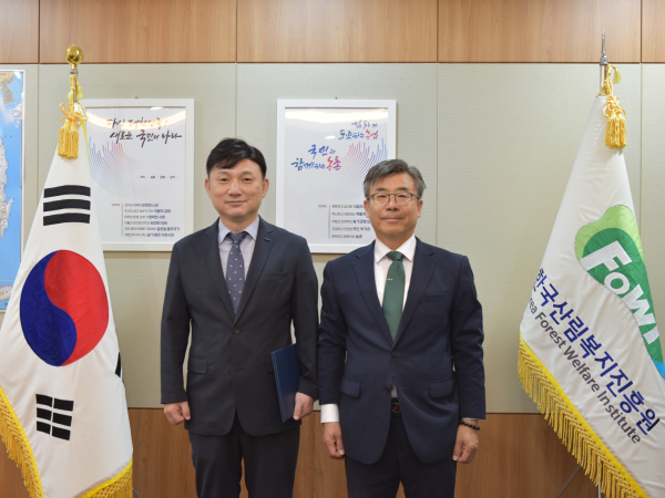 (왼쪽) 백진호 원장 임명장 수령