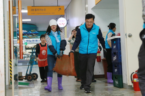 당진 관내 집중호우 피해 복구 지원 활동에 나선 현대제철 임직원들 모습