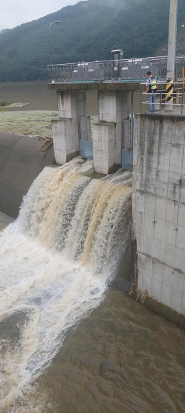 저수지 제한수위기준에 부합하도록 방류 모습