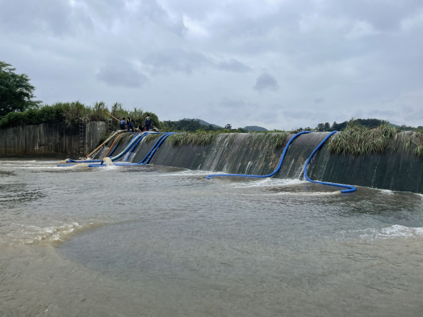 저수지 방류 모습