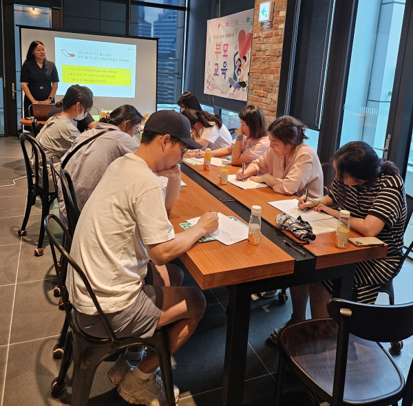 아마존 육아법 참여 중인 학부모 모습