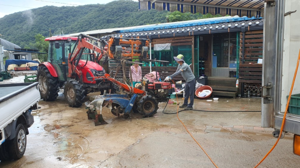 지난 2023년 공주시 침수 피해 농가 농업기계 현장 수리지원 봉사 모습