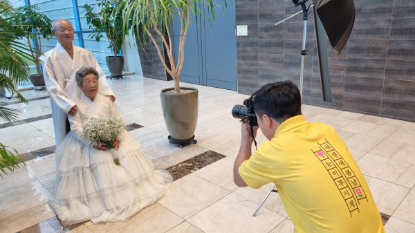 23일 오후 에너지캠퍼스에서 '시니어 인생프사'행사에 참여한 노부부가 촬영을 진행하고있다.