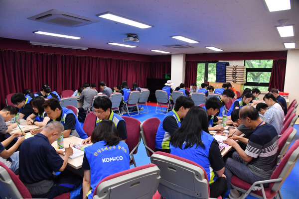 한국조폐공사 신입직원과 ICT 경력직원이 장애인과 함께 컬러링북 색칠하기 및 퍼즐 맞추기를 하고 있다.