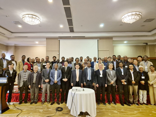 조한덕 KOICA 에티오피아 사무소장(가운데), Teshale Bercha 에티오피아 노동기술부 차관(오른쪽)이 참석한 가운데 에티오피아 TVET 관리자 현지 연수가 에티오피아 아디스아바바 사파이어 호텔에서 진행됐다.